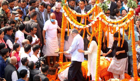 प्रचण्डसहित दुई छोरीले दिए सीतालाई दागबत्ती